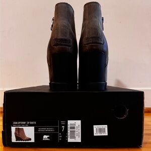 Sorel Joan Uptown Wedge Zip Bootie Womens size 7
Khaki II/ Black Noir